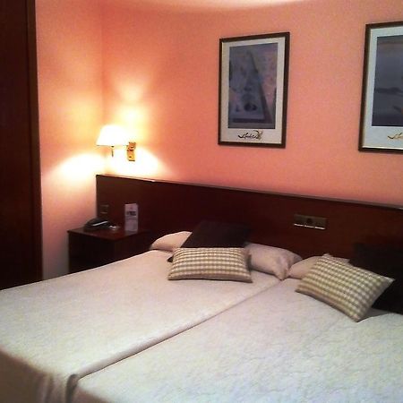 Hotel La Seu Ла-Сеу-д'Уржель Номер фото