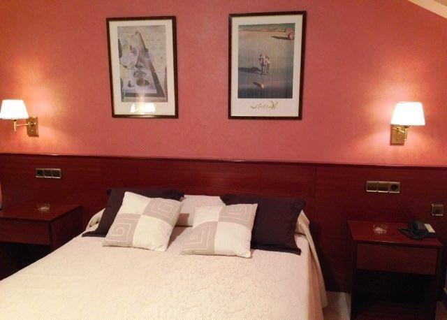 Hotel La Seu Ла-Сеу-д'Уржель Номер фото