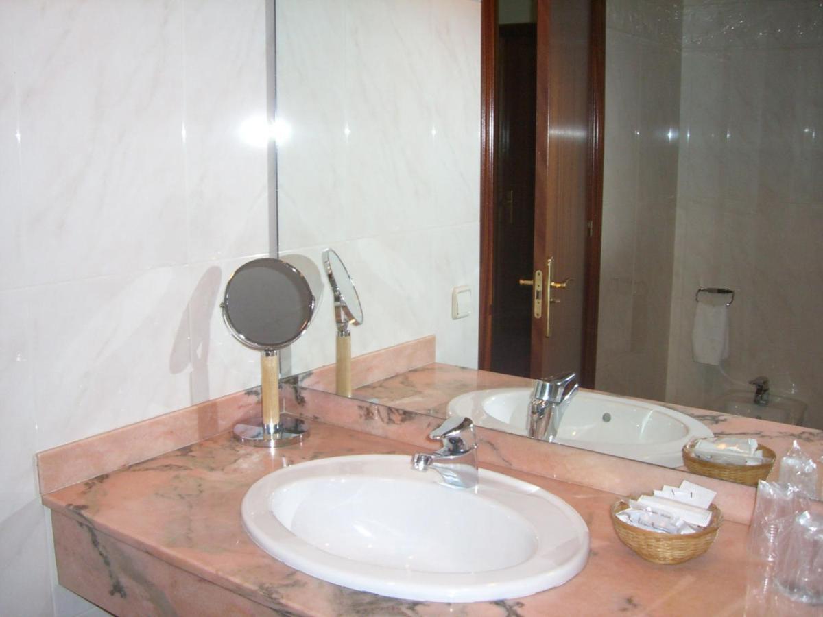 Hotel La Seu Ла-Сеу-д'Уржель Номер фото